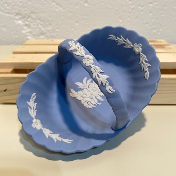 Wedgwood Blue Jasperware Floral Fluted Basket with White Motif - Picture 2 of 8